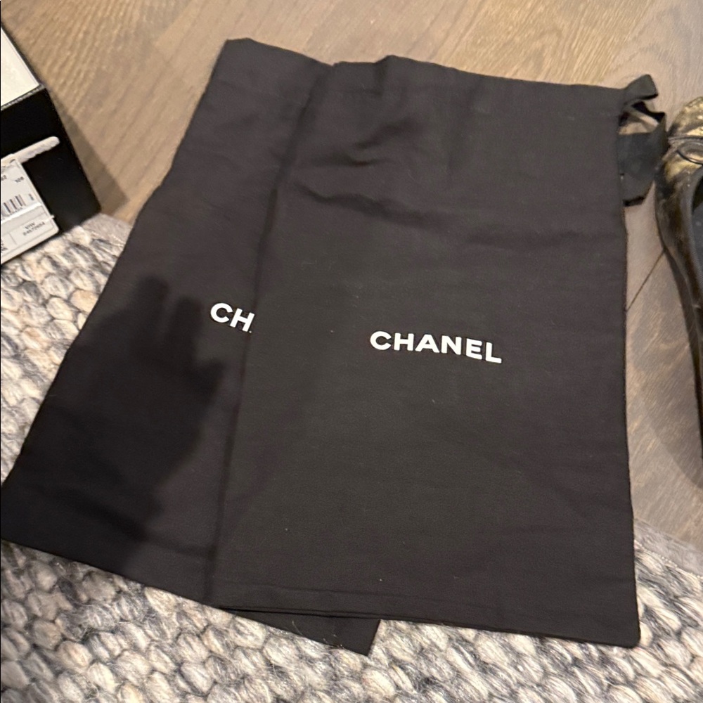 CHANEL Women's Black and Gold ballet flats - Picture 10 of 10